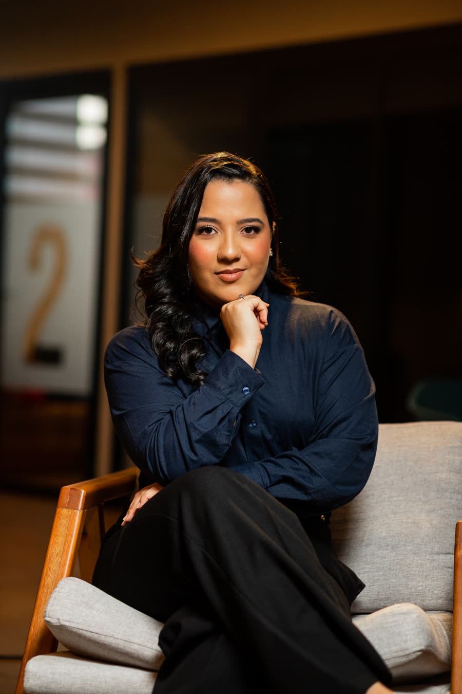 Rosymary Silva, advogada, sentada em poltrona, de camisa azul-marinho